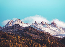 詹姆斯收到球迷送的王冠，因尺寸太大没戴上随即恶搞活跃气氛